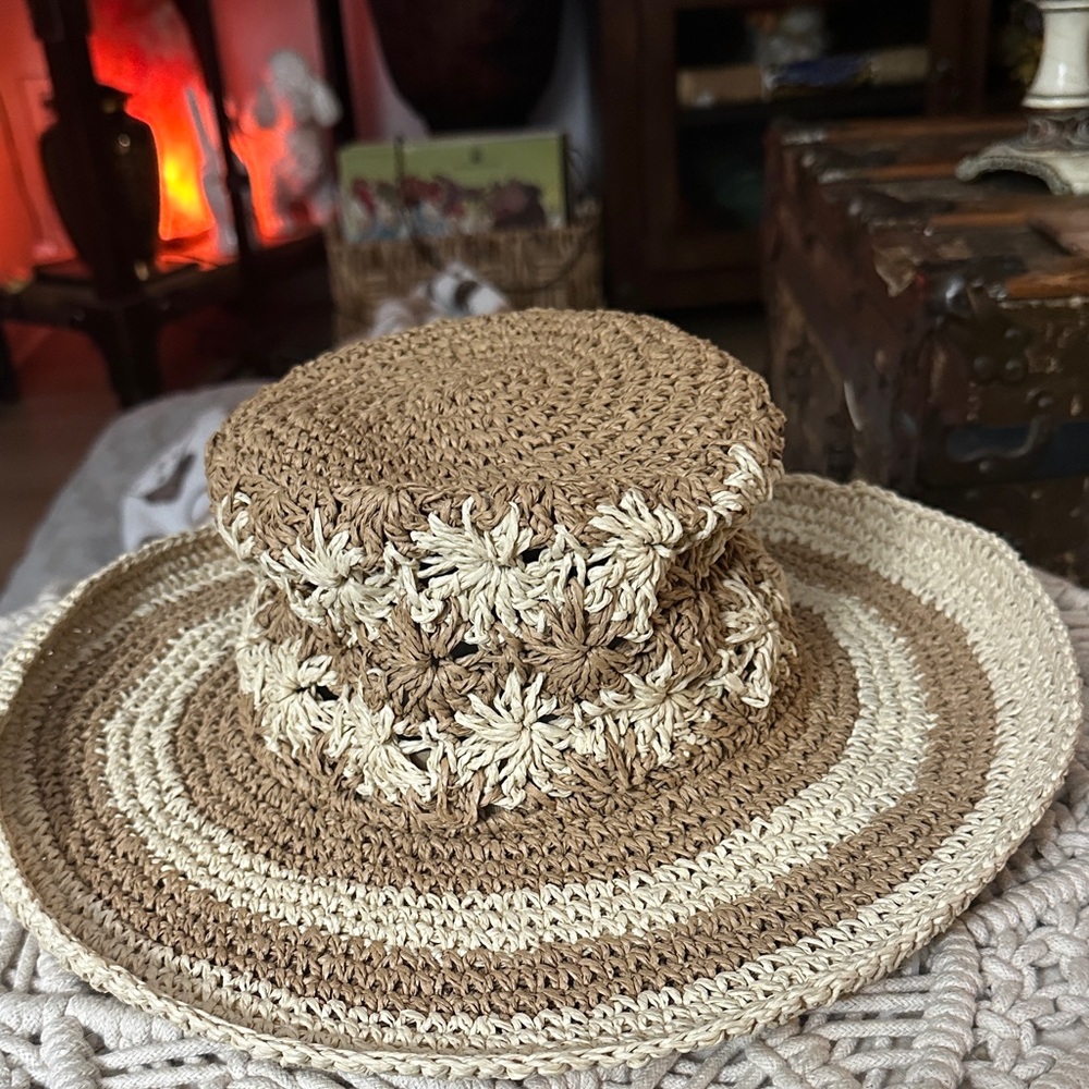 Four Buttons Woven Hat in Brown and Cream